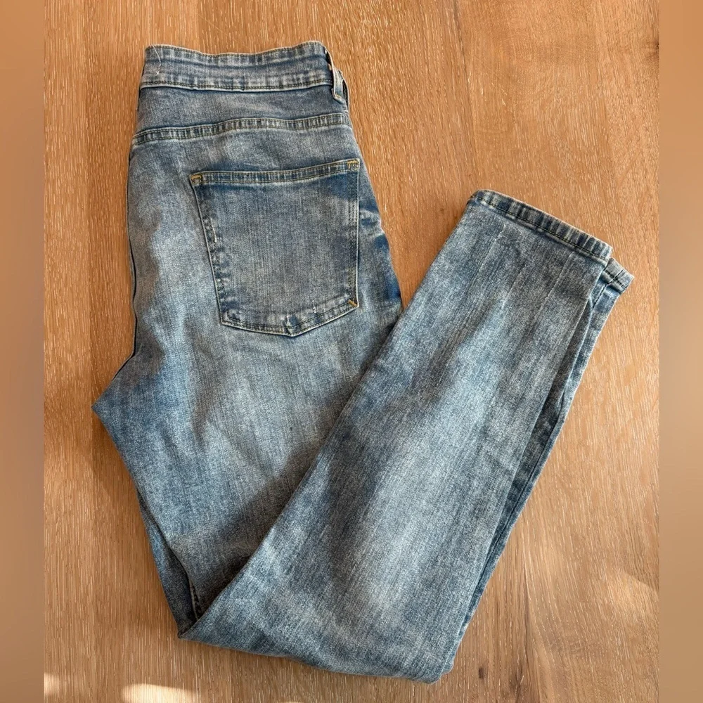 Zara Distressed High Rise Jeans Size 31 Light Wash Ripped Denim Trendy